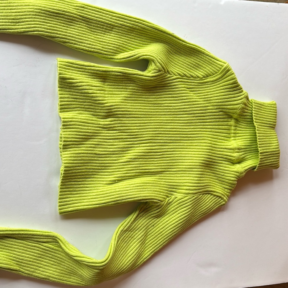 Fashion nova lime green n turtleneck sweater size S. Only worn few once. Cropped